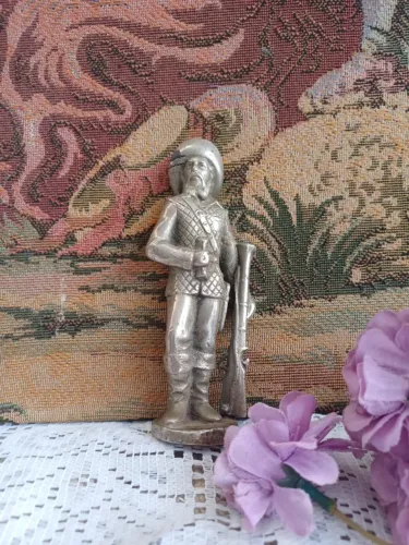 Escultura de estanho gaúcho Não para em pé