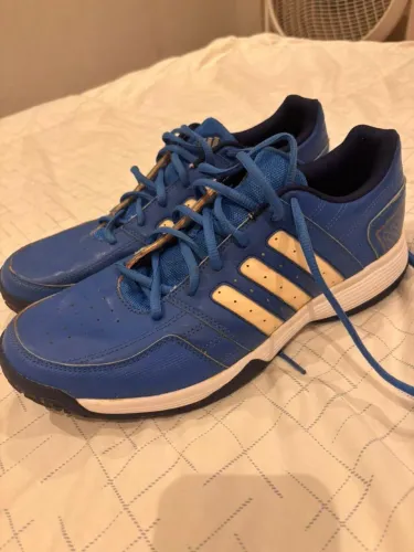 Tênis masculino Adidas próprio para jogar Tênis