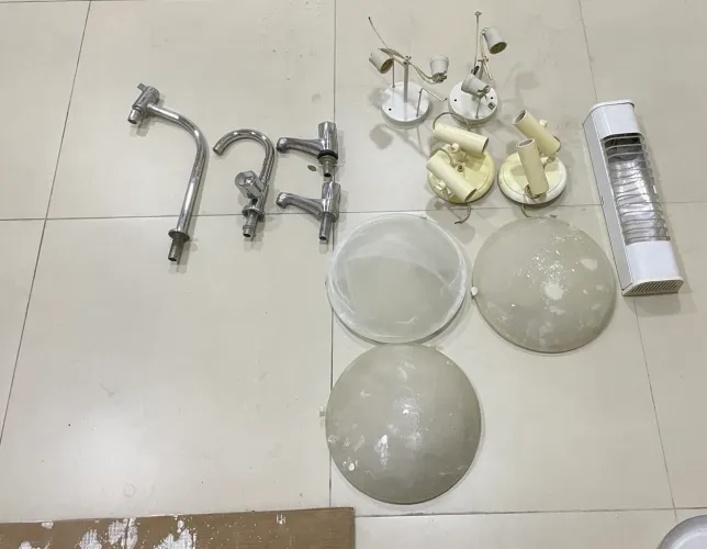 4 Torneiras e 8 luminárias vendo conjunto