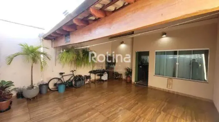 Casa à venda no Bairro Novo Mundo (Uberlândia) | 2 quartos, suíte e 2 vagas