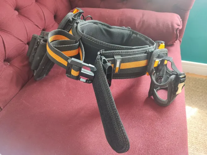 cinto de contrução toughbuilt com acessório de bolso e coldre parafusadeira