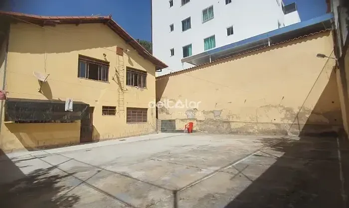 Casa com 4 quartos, 1 suíte, 2 vagas de garagem para locação, Jardim Leblon, Belo Horizont