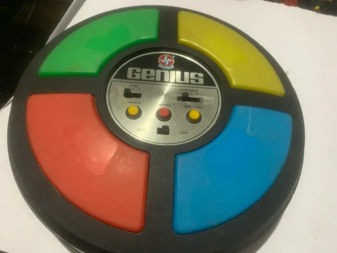 objeto é o clássico brinquedo eletrônico Genius da Estrela