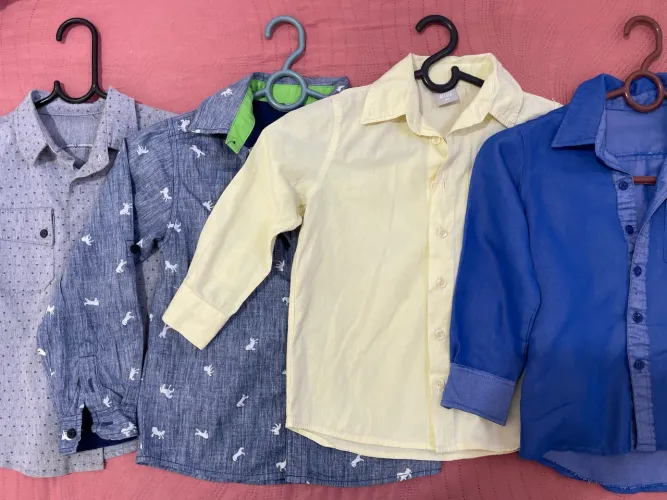 Kit com 3 camisas sociais infantis - TAM. 4 anos.