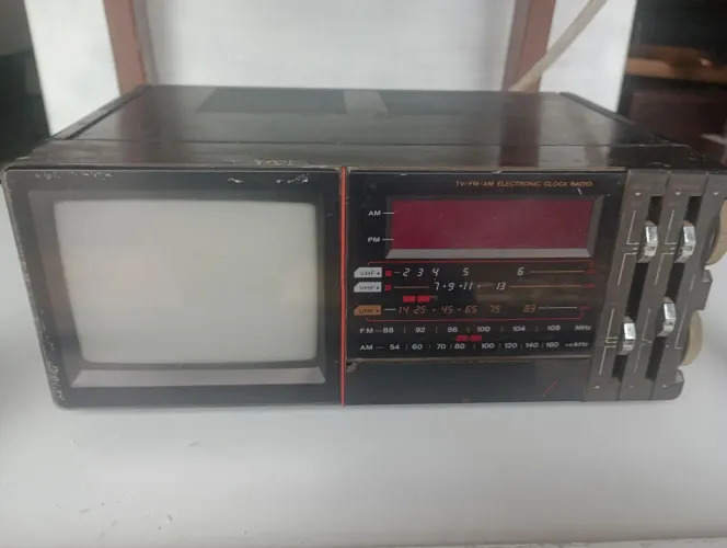 Tv e rádio relógio retrô 