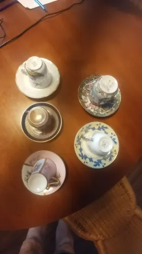 Xícaras de café com pires antigas.