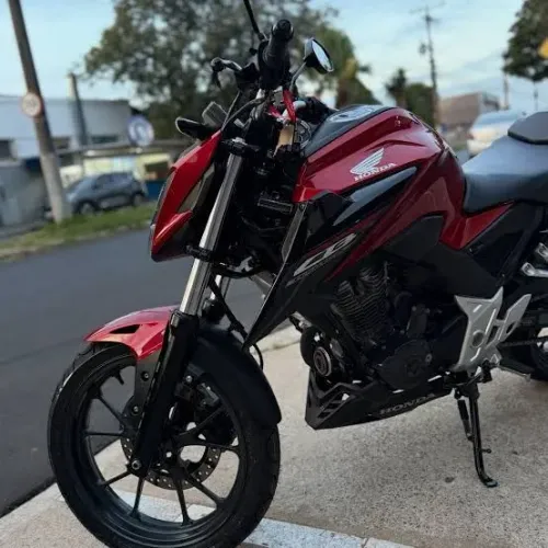 CB 300F 2025 | 7.878km | Vermelha Metálica | Impecável