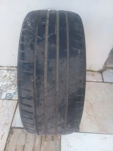 Pneu aro 18 235/40