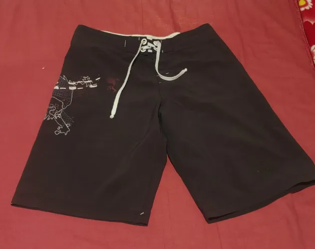 BERMUDA OAKLEY TAMANHO L 42/44 PINTURA 90% NÃO ACEITO DEVOLUÇÃO, SÓ VENDO PELO MERCADO