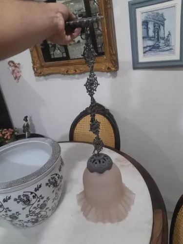 Antiga e grande luminária pendente