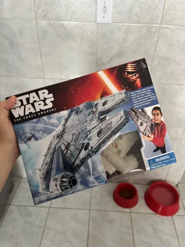Nave Millennium Falcon original Hasbro, inspirada no filme "O Despertar da Força"