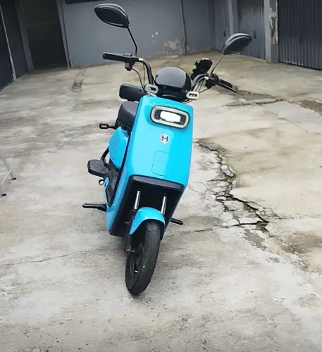 Scooter 100% elétrica com alarme, carregador, amortecedores, painel digital, faróis em led