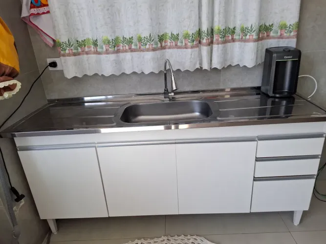 Armário pia, com tampo inox e torneira