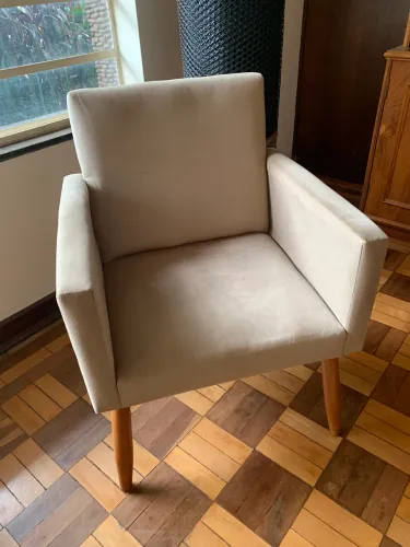 Duas poltronas com pés de madeira em otimo estado. 