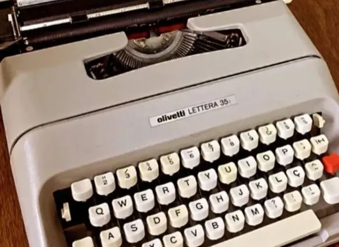 Máquina de escrever olivetti lettera 35l