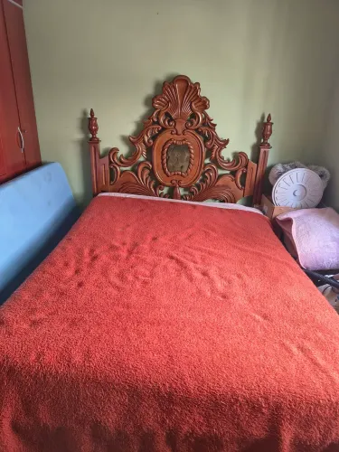 Cama Madeira maciça.