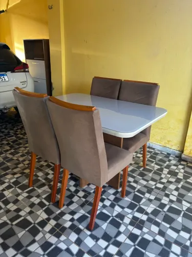 Mesa com 4 cadeiras