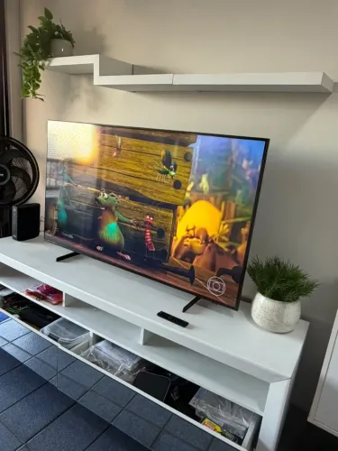 Rack Branco Laqueado para TV até 75 Polegadas com Rodízio + prateleiras brancas suspensas
