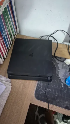 Ps4 usado, contém 1 controle