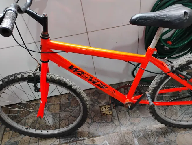 Vende-se uma bicicleta seminova