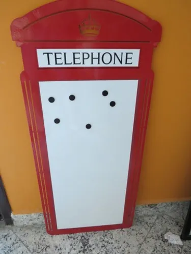 letreiro de ferro loja lousa branca cabine telefone inglaterra