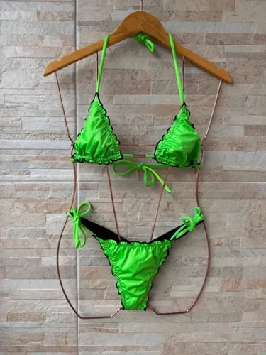 Biquíni cortininha com calcinha empina bumbum, cores verde e preto, tamanho M.