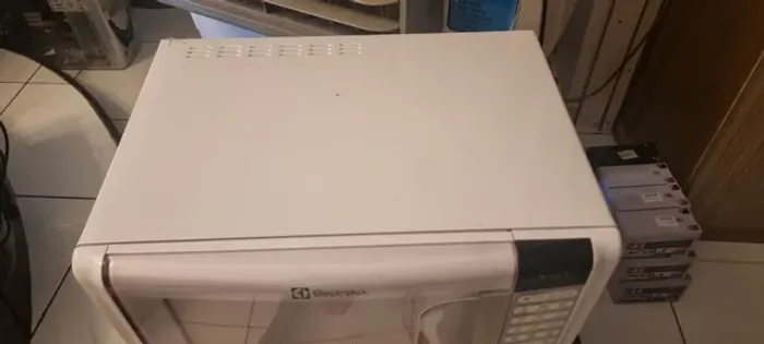 Microondas Electrolux 35 litros sem marcas de uso 