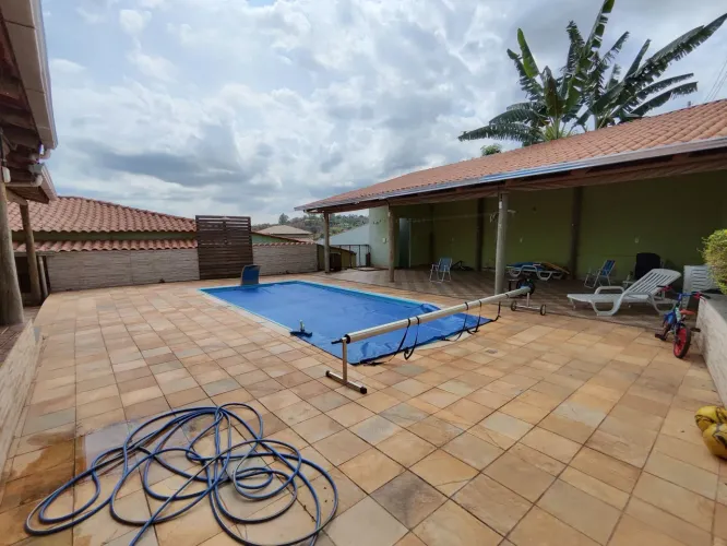 Casa com piscina e quintal para venda