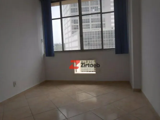 SALA COM DOIS AMBIENTES NO CENTRO JUNTO AS ESTAÇÕES DO METRÔ URUGUAIANA E DO VLT