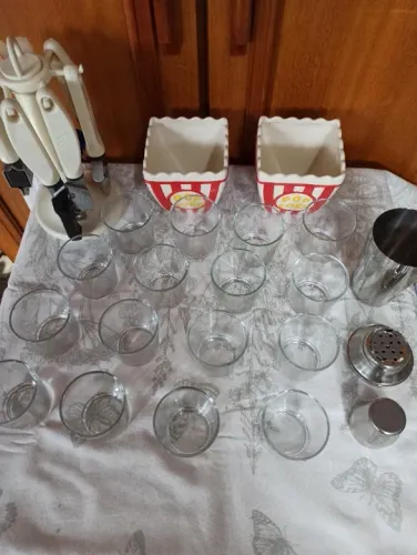 Kit com copos, coqueteleira, vazinhos decorados e jogo de abridores