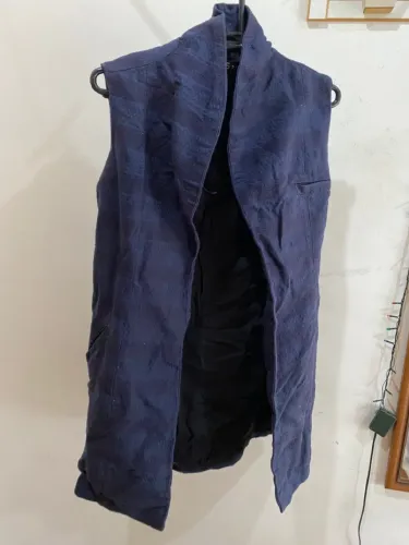 Colete azul marinho para o frio