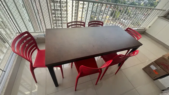 Mesa com 6 cadeiras