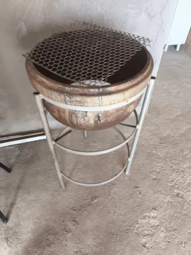 Churrasqueira portátil com grelha