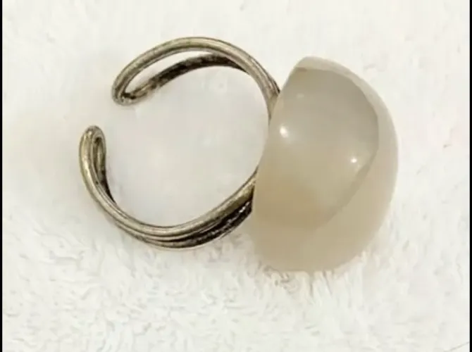 Vende-se Anel aro 18 de Aço Metal com pedra natural Ágata em formato bolinha.