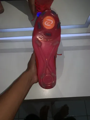 vendo chuteira original da nike, pouco tempo de uso, com poucas marcas