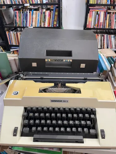 Máquina de escrever Remington 33L funcionando