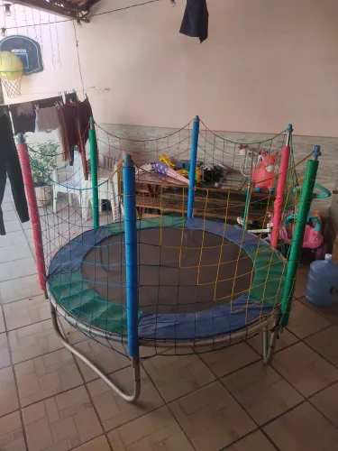 Pula pula, cama elástica, com 2 metros em bom estado.