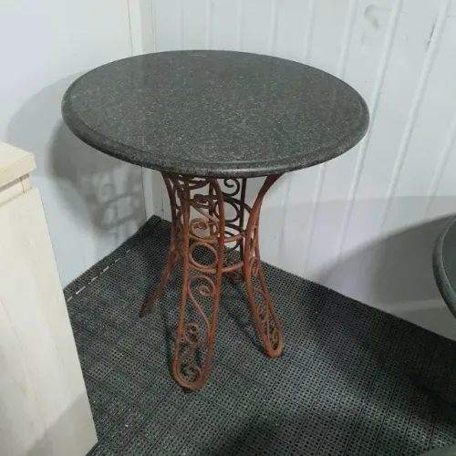 mesinha em ferro fundido com tampo de granito