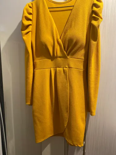 Vestido lindo TAM g cor mostarda veste super bem no corpo 