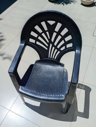 Cadeira de plástico preta