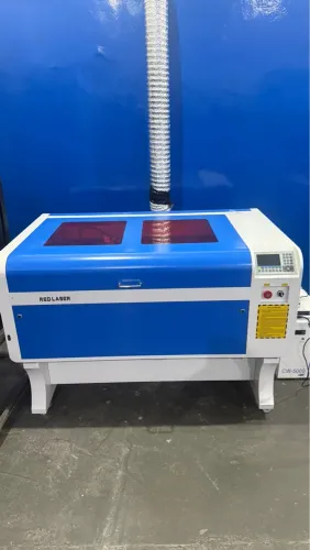 Máquina de corte a laser 1060 - 100watts com mesa elevatória motorizada .