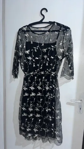 Vestido de tule bordado preto