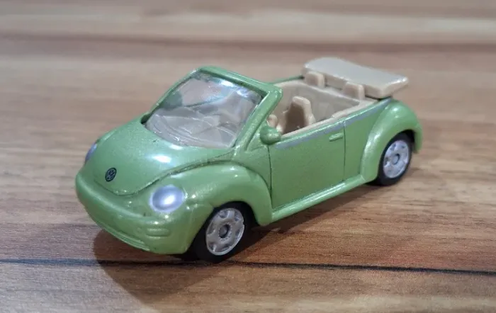 Maisto Volkswagen New Beetle Convertible - Fresh Metal Series (Loose)