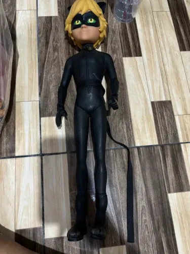 Boneco da Miraculous Cat Noir