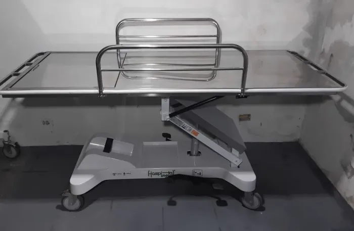 Maca hospitalar com elevação hidráulica. Leito de inox.