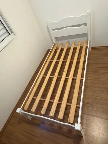 Cama de solteiro branquinha