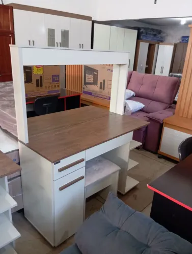 Penteadeira com espelho e banco com design moderno
