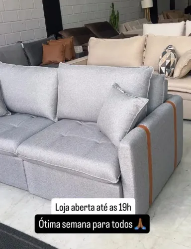 SOFÁ 1.80 ENCOSTO REMOVÍVEL EM 2 MODOS SOFÁ E CAMA EM LINHO COM DETALHES PARA DAR CHARME