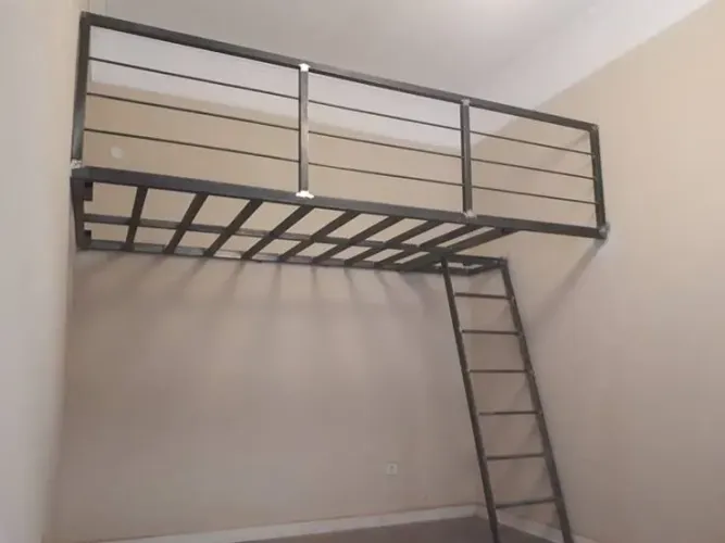 Cama suspensa de metal com escada
