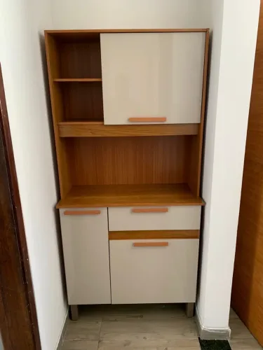 Armário de Cozinha Moderno com Detalhes Amadeirados